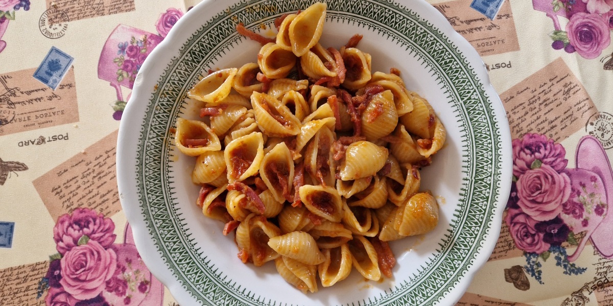 Conchiglioni al pate di pomodori secchi e speck