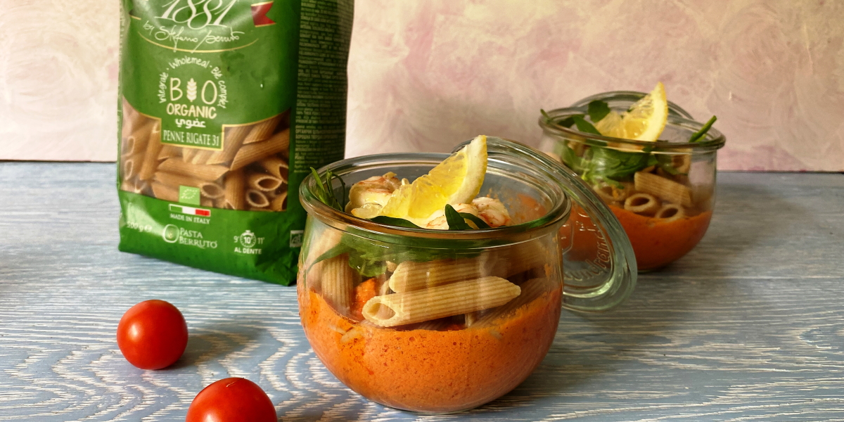Pasta fredda con penne rigate integrali gazpacho e gamberi